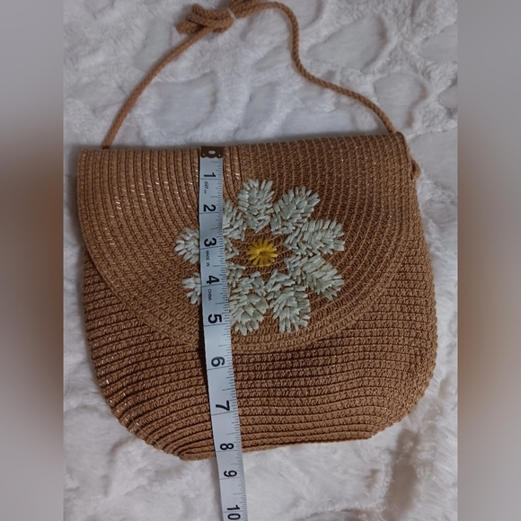Chic Tan Floral Woven Shoulder Bag - Picture 2 of 4